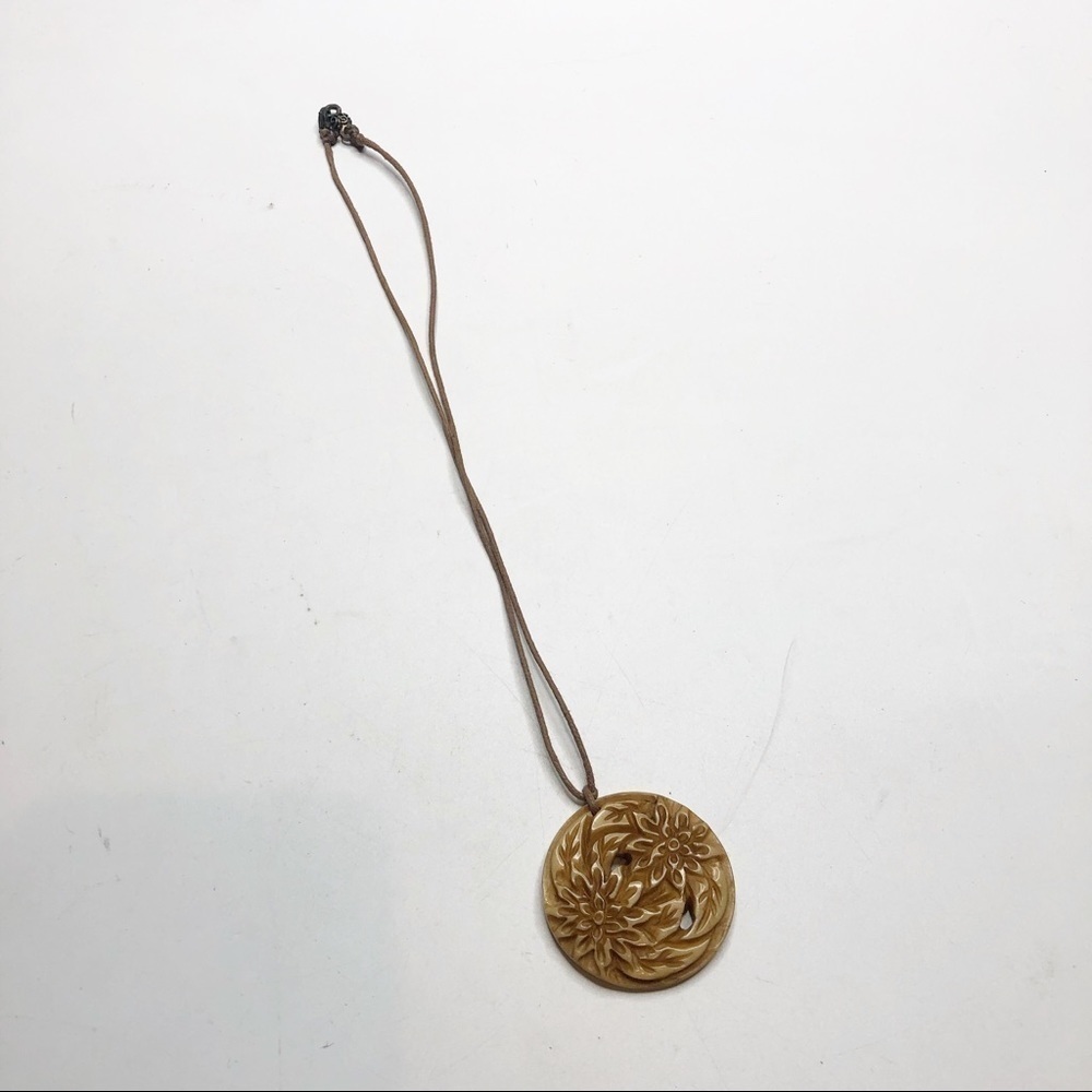 Floral stone pattern on leather cord - Picture 2 of 2